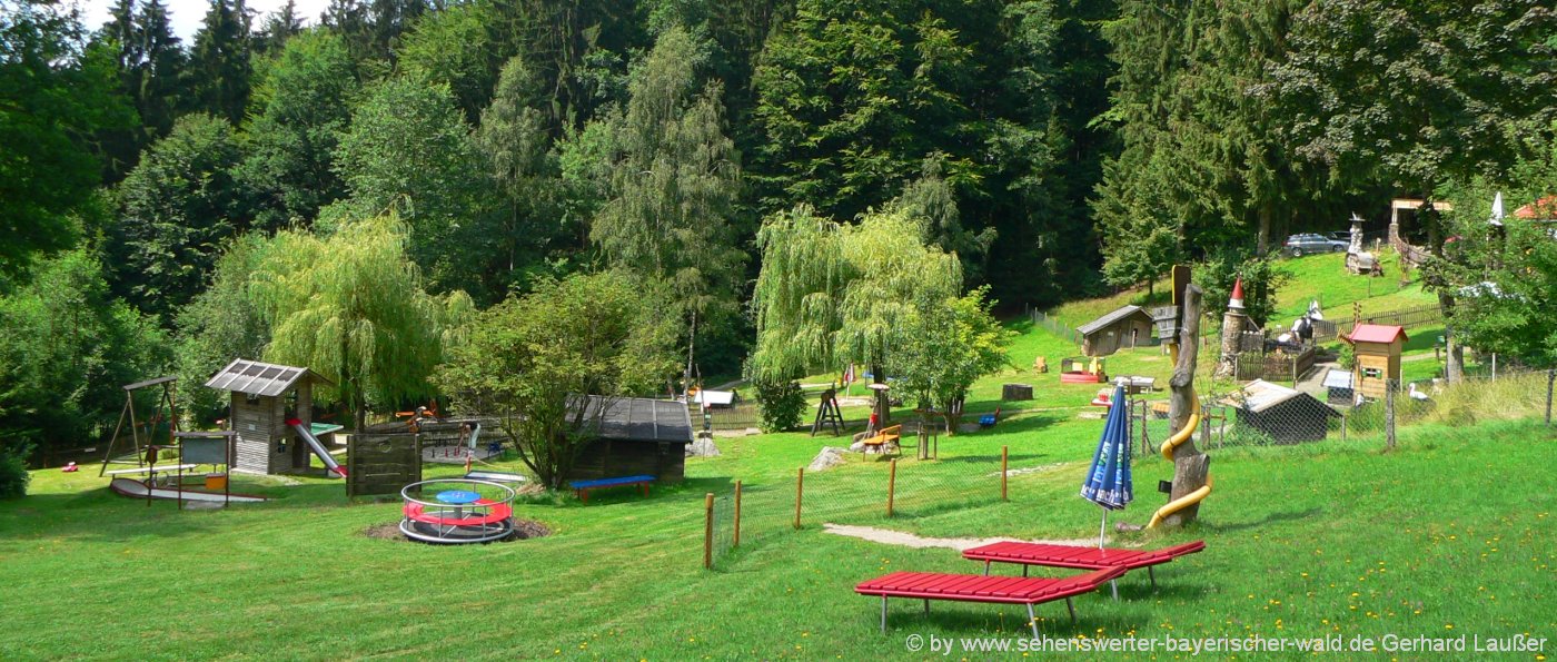 Kinder Freizeitangebote in Böbrach die Märchenalm mit Spielplatz und Streicheltieren